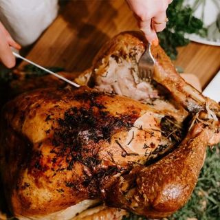 Vynikající recept na Zlaté kuře 🍗: https://www.koreniskypala.cz/rubriky/recepty/zlate-kure/ Ingredience: 1 celé kuře 100 g...